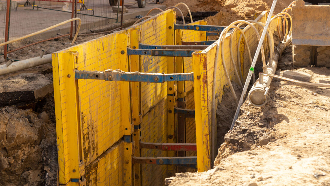 Utility trench shoring systems